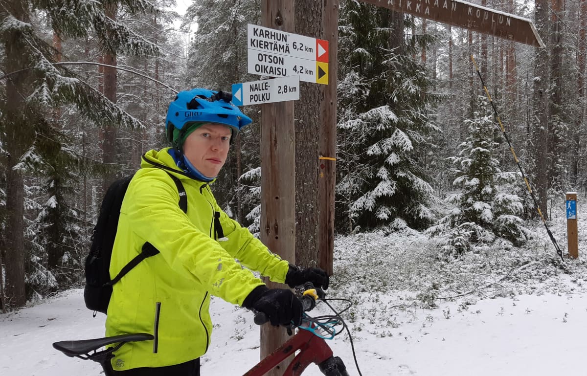 Mikkeliläisen pyöräilyseura Velo Saimaan varapuheenjohtaja Paavo Märkjärvi seisoo Kalevankankaan monikäyttöreittien opasviittojen edessä.