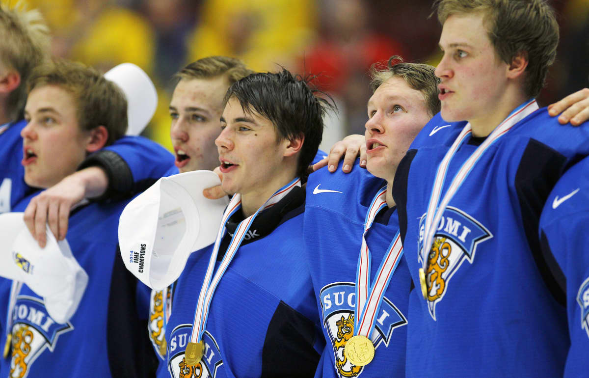 Suomen jääkiekkojoukkue laulamassa Maamme-laulua voitettuaan alle 20-vuotiaiden maailmanmestaruuden Malmössä, Ruotsissa vuonna 2014.