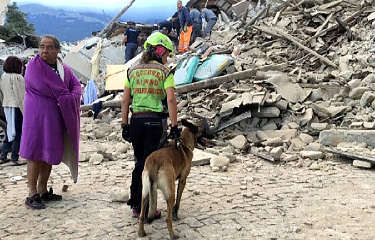 Maanjäristyksen jälkiä Amatricen kylässä Italiassa 24. elokuuta.