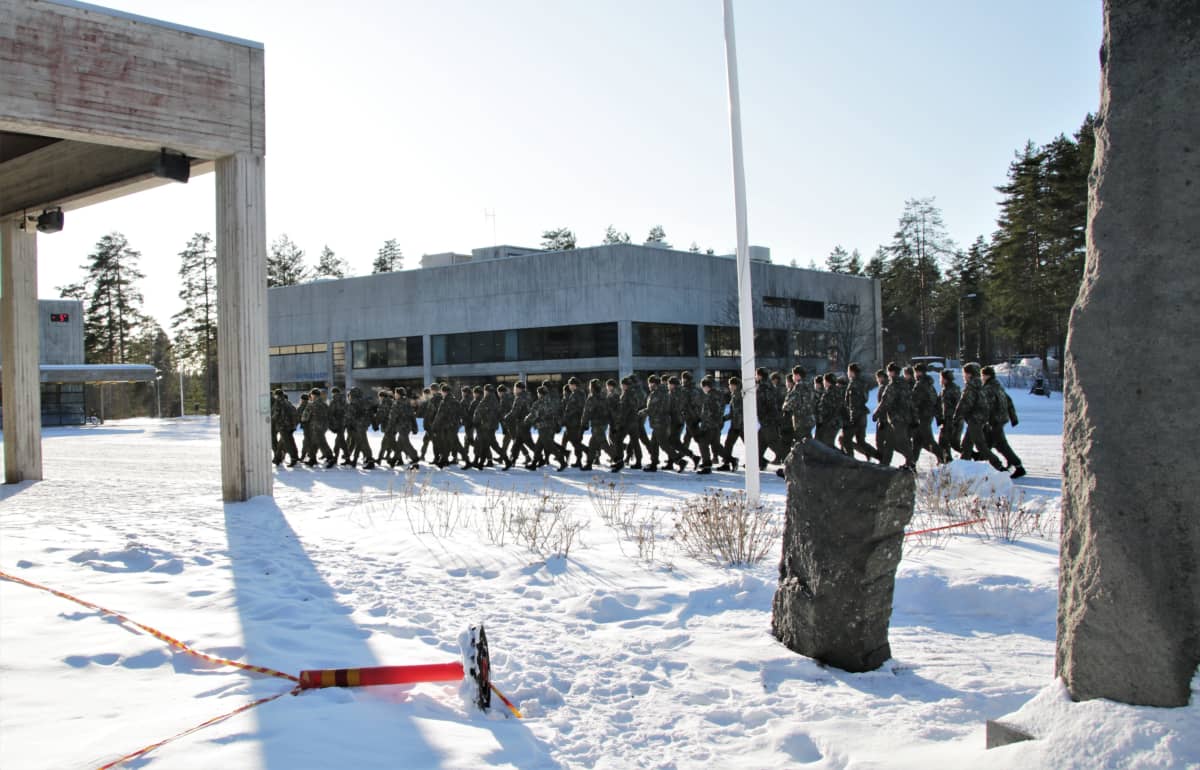 Varusmiehet marssimassa