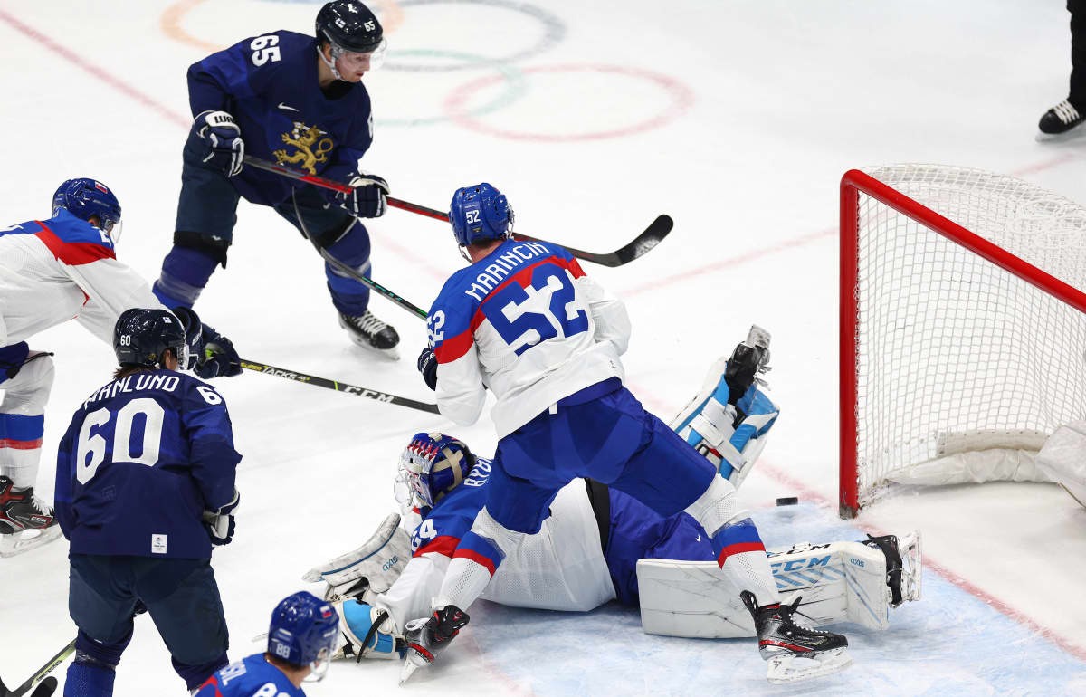 Sakari Manninen ujuttaa kiekon verkkoon Slovakiaa vastaan olympiavälierässä.