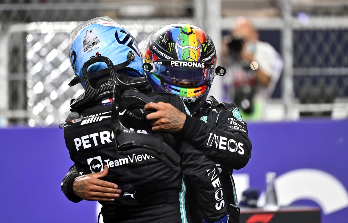 Valtteri Bottas (vas.) ja Lewis Hamilton riemuitsivat vallattuaan eturivin lähtöpaikan Saudi-Arabian kisaan.