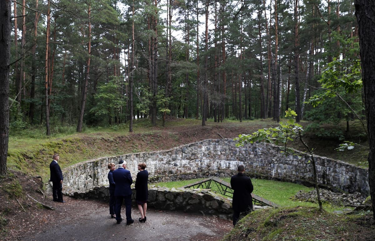 Saksan presidentti Frank-Walter Steinmeier ja hänen vaimonsa Elke Büdenbender (keskellä oikealla) Paneriain joukkomurhan muistopaikalla Liettuassa. Heidän vieressään on Liettuan juutalaisyhteisön johtaaja Faina Kukliansky.
