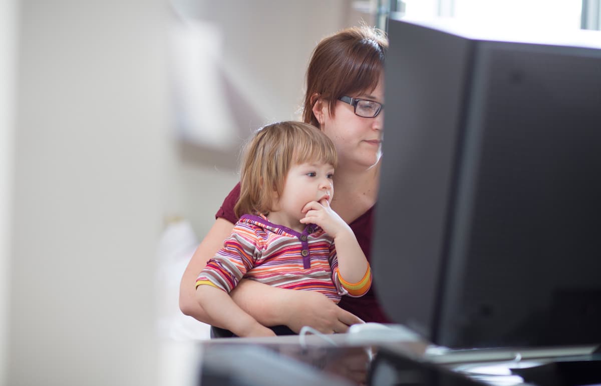 lapsi ja äiti tietokoneella
