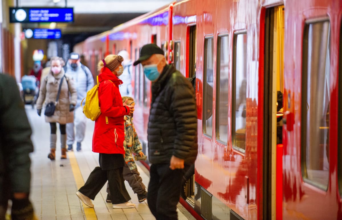 Matkustajat Herttoniemen metroasemalla 25.3.2021.