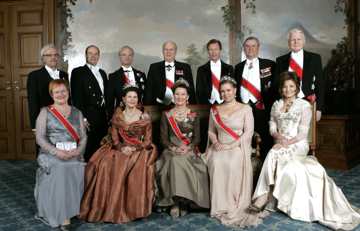 Norjan kuningas Harald 70 vuotta. Juhlavieraita kuninkaan kanssa ryhmäkuvassa.