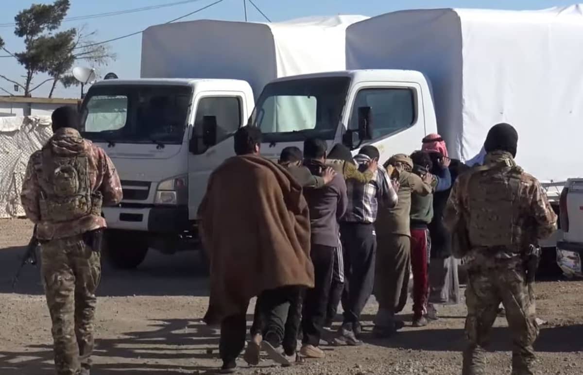 YPG Koillis-Syyriassa toimivan kurdihallinnon armeijan sotilaat pidättämässä ihmisiä.