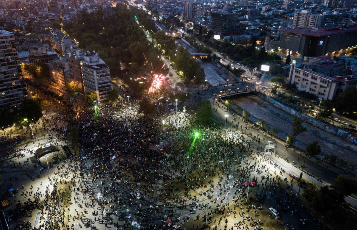 Tuhansia ihmisiä kokoontui Plaza Baquedanolle Santiago de Chilessä sunnuntai-iltana.