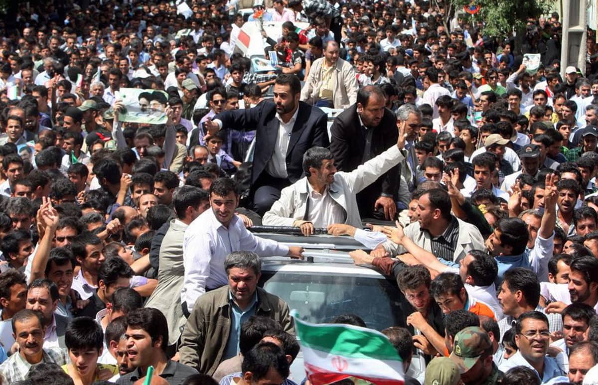 Iranin entinen presidentti Mahmoud Ahmadinejad tervehti ihmisiä Iranissa 16. heinäkuuta 2010