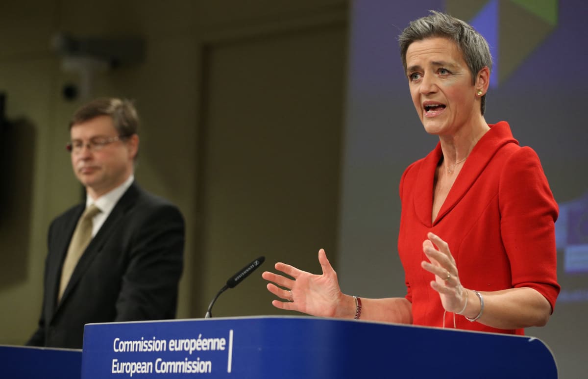 Margrethe Vestager at the press conference, Dombrovskis can be seen in the background.