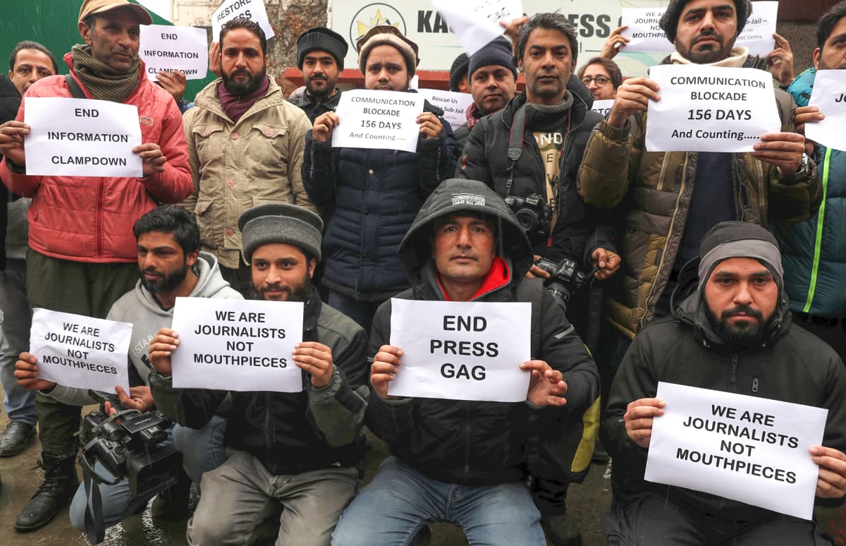Kashmirlaiset journalistit pitävät kylttejä joissa kritisoidaan puhelin- ja internetpalveluiden katkaisemista.