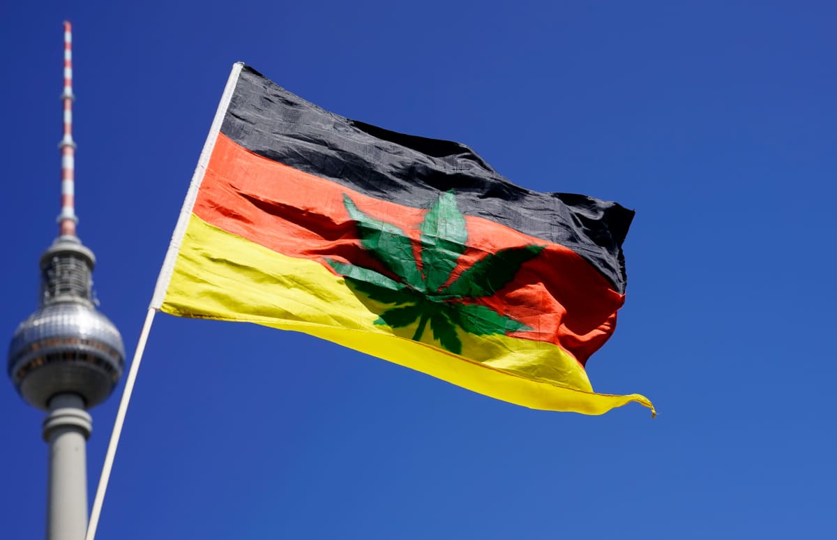 En tysk flagga med cannabissymbol.