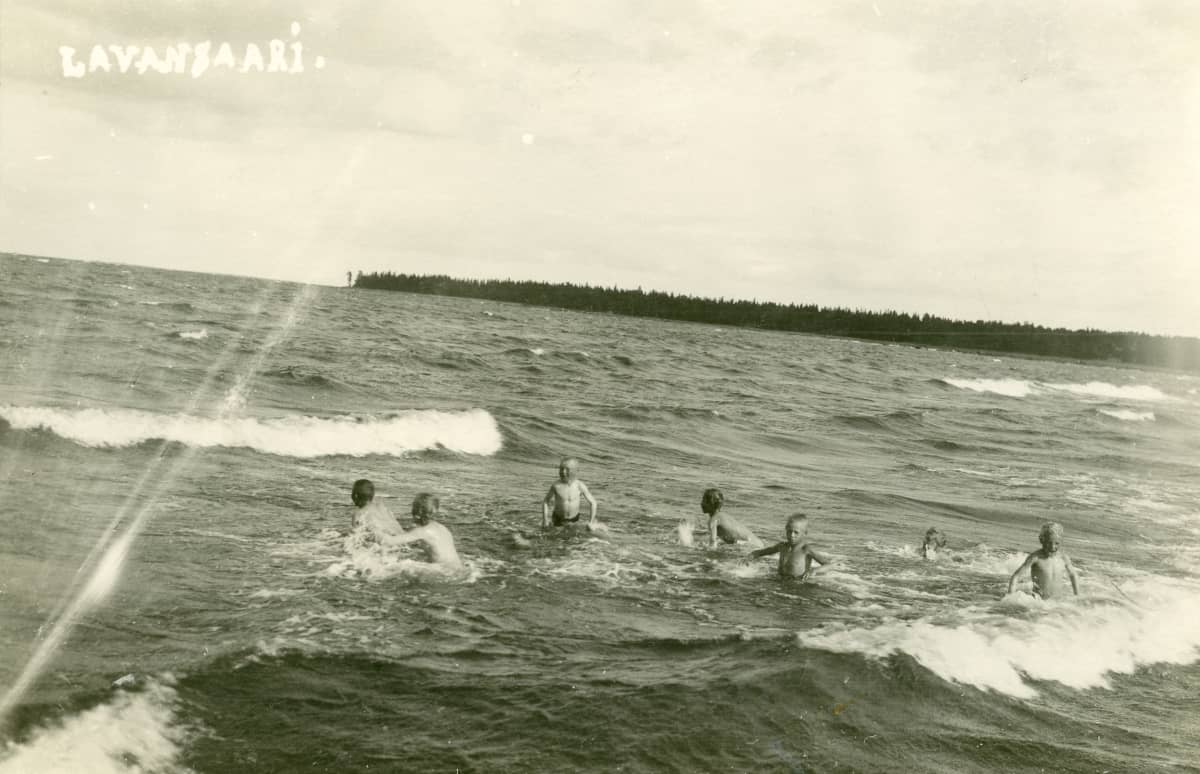 Lapset uimassa Lavansaaren rannassa