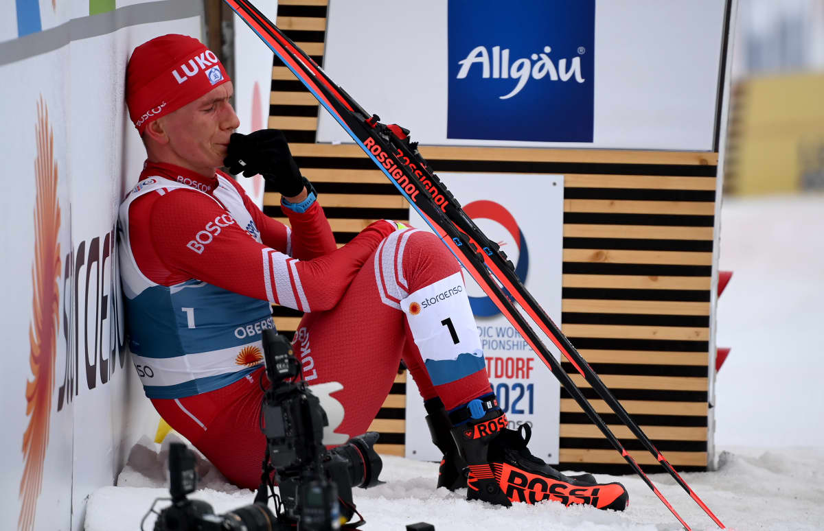 Aleksandr Bolshunov puhkesi kyyneliin dramaattisen 50 kilometrin kilpailun jälkeen.