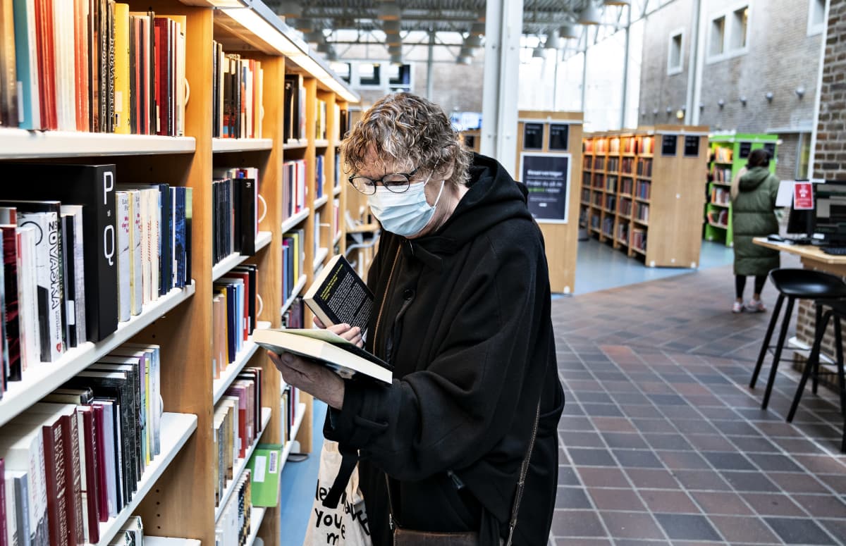 29. lokakuuta maskipakko ulotettiin Tanskassa myös julkisiin sisätiloihin. Aalborgin kirjastossakin niitä on nyt käytettävä.