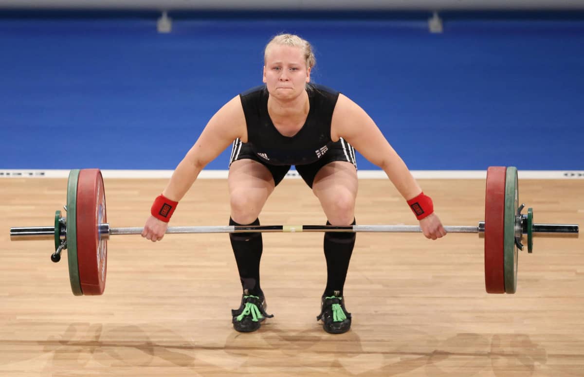 Suomalaiset painonnostajat jännittävät olympiapaikkoja viimeiseen asti –  uuden karsintajärjestelmän takia EM-kisoissa kytätään kiloja eikä sijoitusta