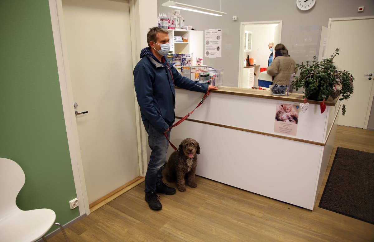 Pasi Väisänen koiransa Tiitun kanssa odottavat hoitoon pääsyä eläinlääkärikeskus Kiepissä