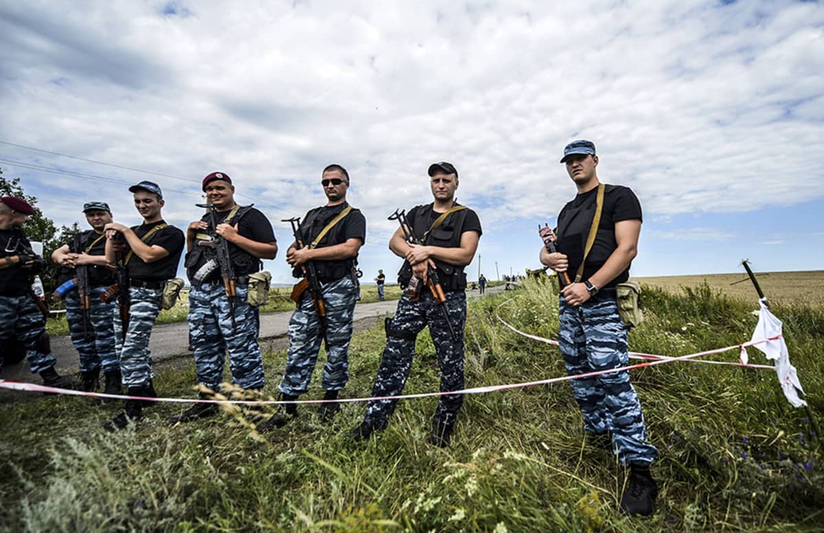 Aseistautuneet Venäjä-mieliset separatistit estivä pääsyn lentokoneen putoamispaikalle Graboven kylän läheisyydessä 20. heinäkuuta.