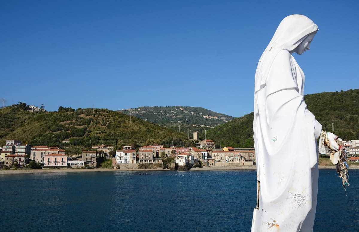 Neitsyt Marian patsas Acciarolin satamassa suojelee kylän kalastajia.