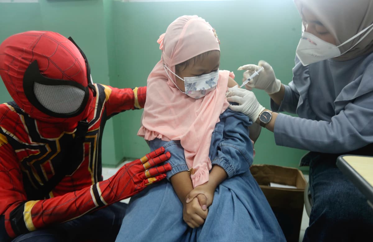 Spiderman tukee rokotettavaa tyttöä.