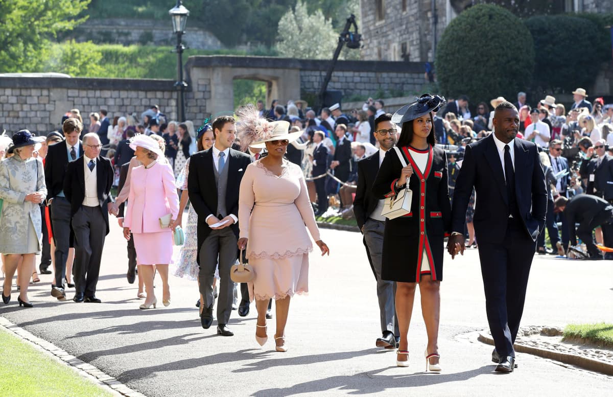 Brittinäyttelijä Idris Elba, hänen morsiamensa Sabrina Dhowre, tv-kasvo Oprah Winfrey ja prinssi Harryn ystävä, laulaja James Blunt saapumassa juhlapaikalle.