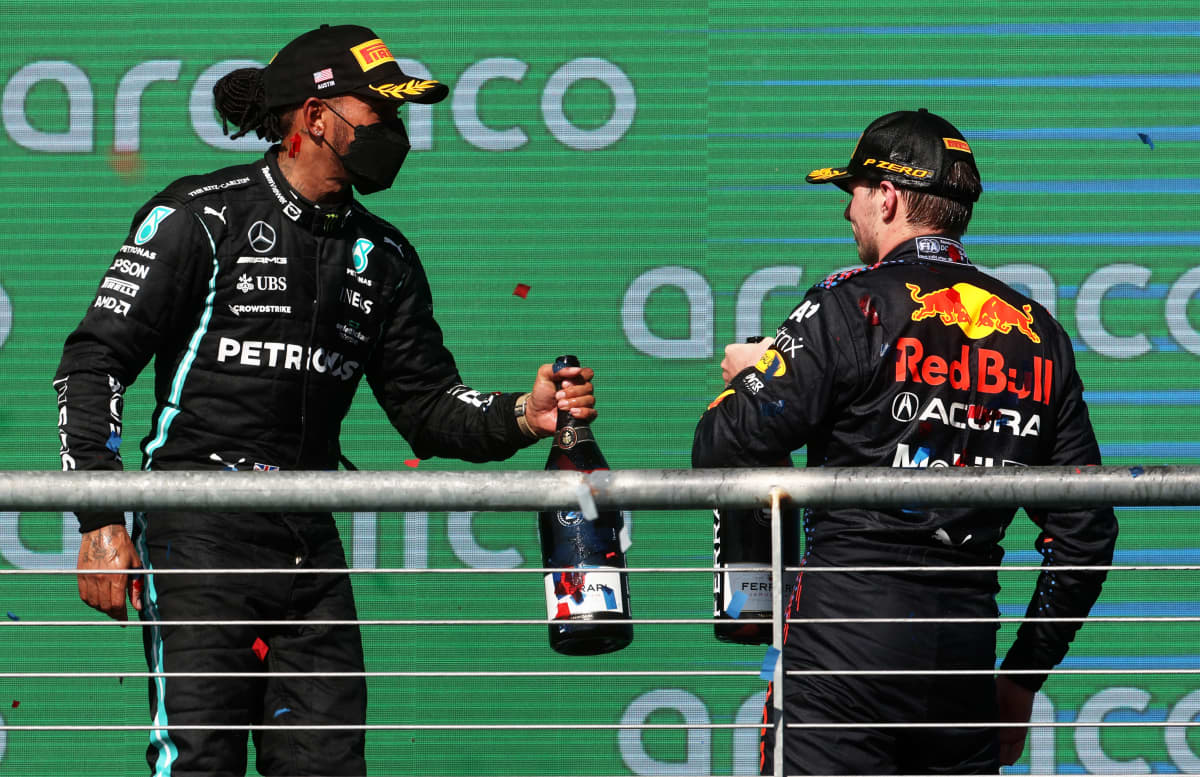 Lewis Hamilton (vas.) ja Max Verstappen ovat tällä kaudella saaneet kilistellä palkintopallilla riittämiin. Hamilton on voittanut seitsemän kisaa, Verstappen yhdeksän. 