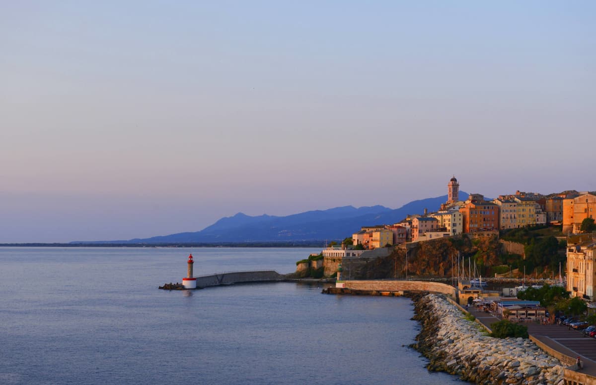 Bastian kaupunki Korsikan saarella.