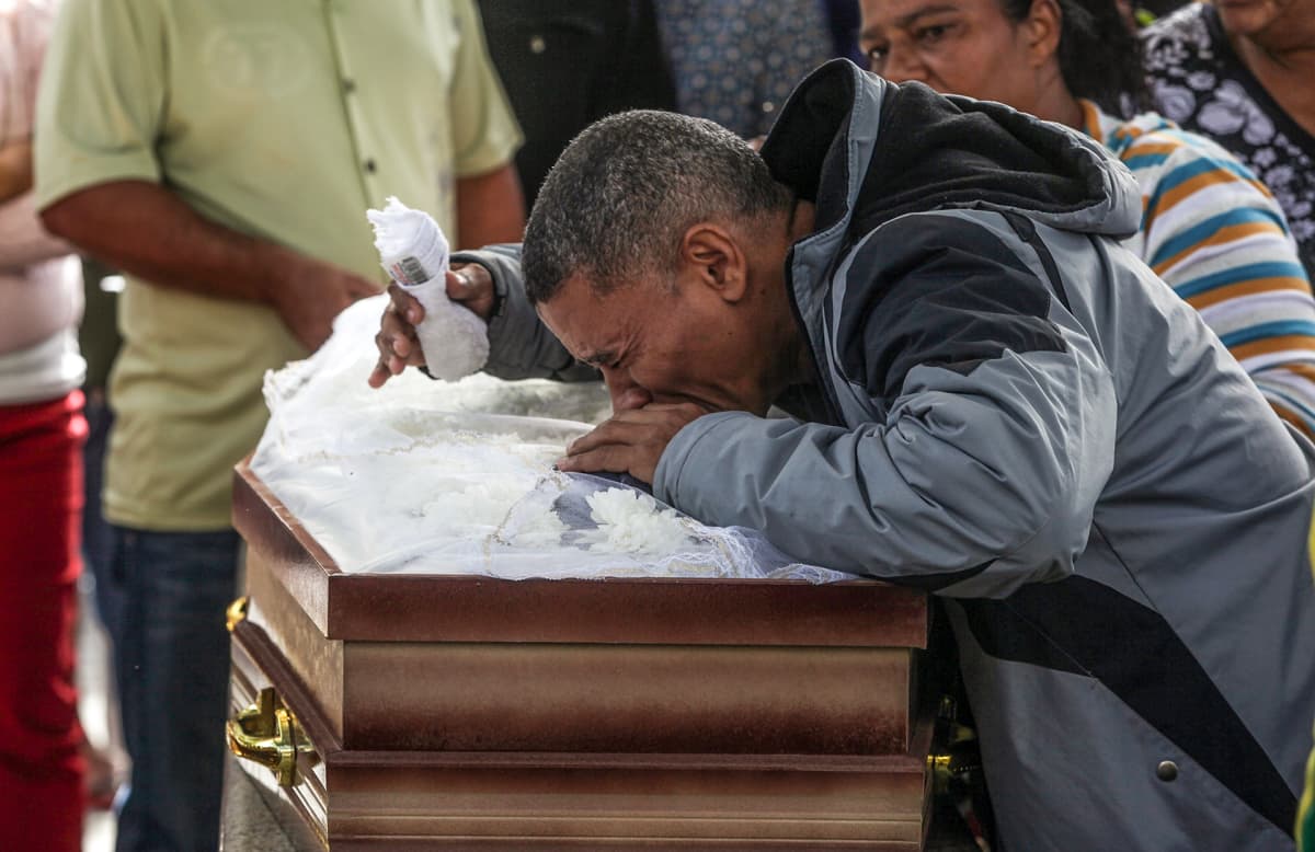 Mies suree poliisin ja huumeliigan ristitulessa luotiiin kuolleen sukulaisensa hautajaisissa heinäkuussa. 