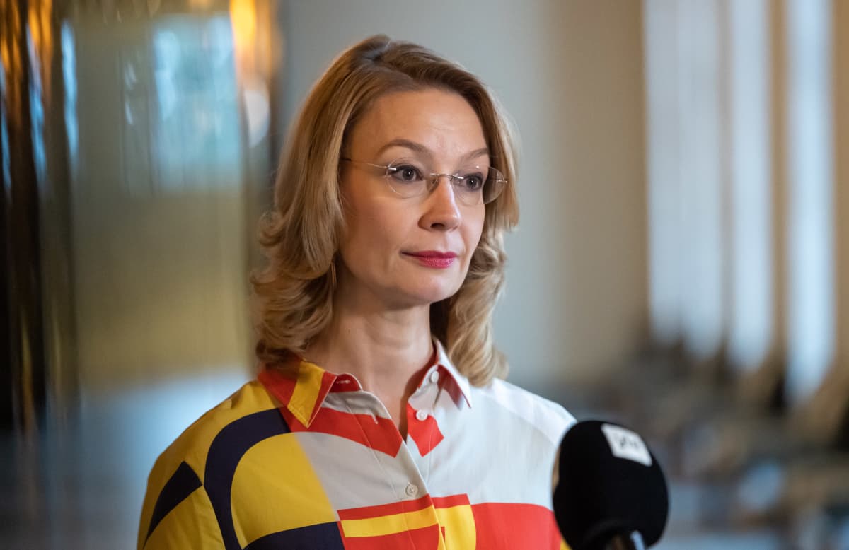 Eurooppa- ja omistajaohjausministeri Tytti Tuppurainen (sd) Ylen Anna Karismon haasttattelussa Eduskunnan Valtiosalissa 11.11.2021.
