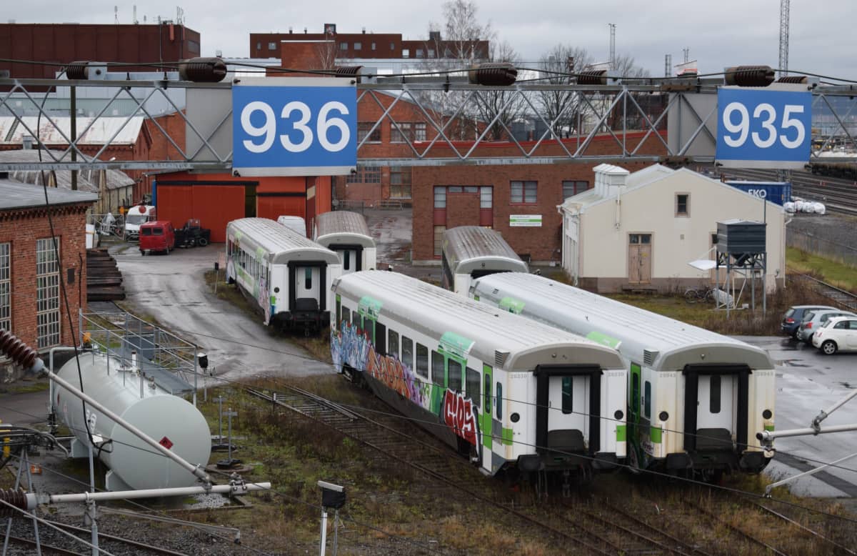 Yksikerroksisia Intercity-vaunuja Turun ratapihalla, vaunut poistettu käytöstä