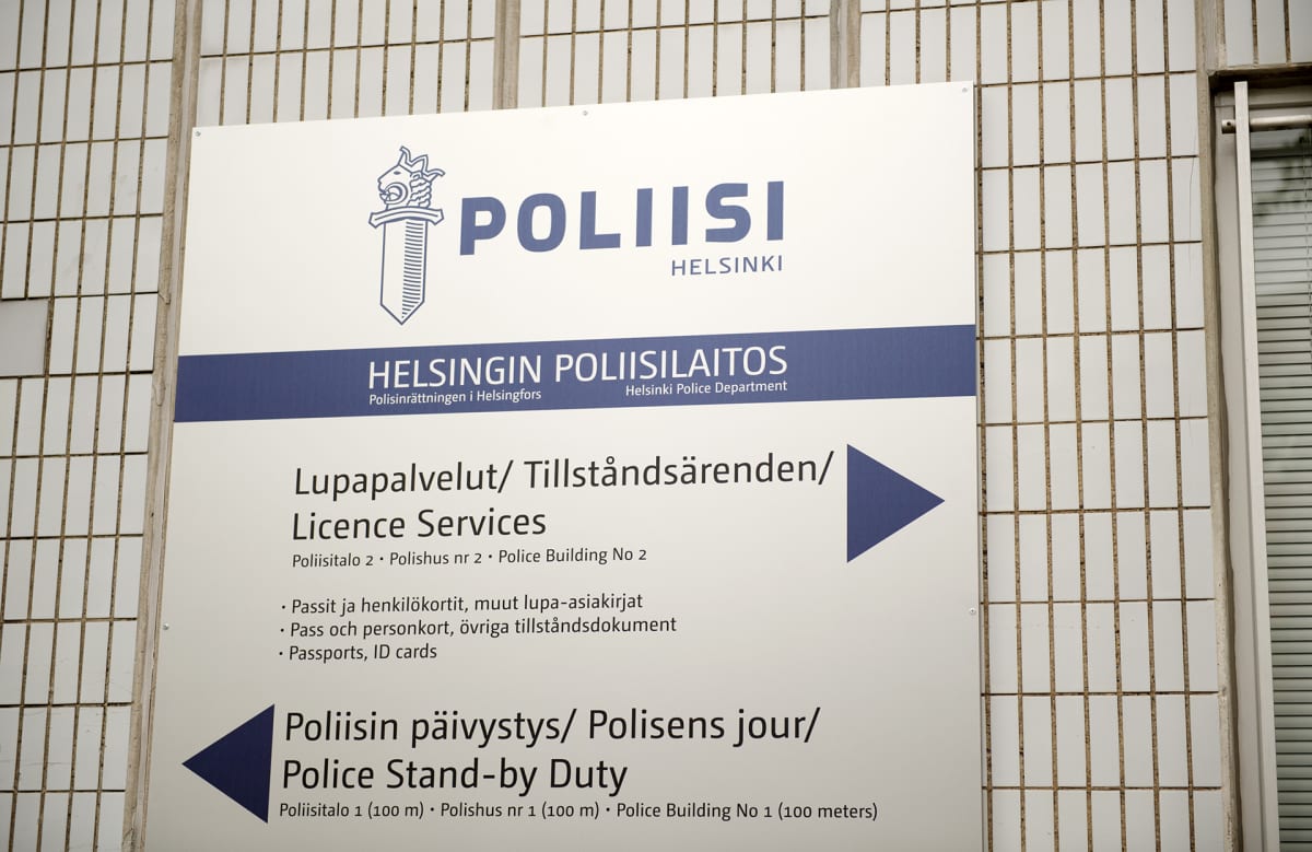 Lupapalvelut -kyltti Helsingin poliisilaitoksen seinässä.