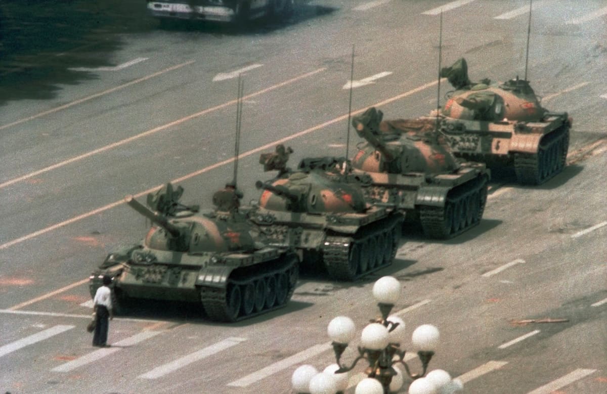 Mies seisoo panssarien edessä Tiananmenin aukiolla kesäkuussa 1989. 