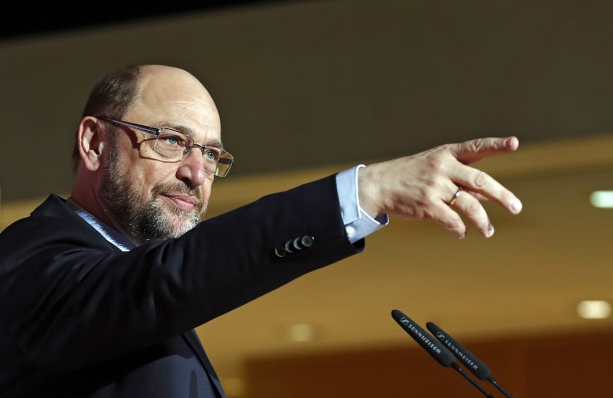 Kuvassa Martin Schulz osoittaa oikealla kädellään eteenpäin. 