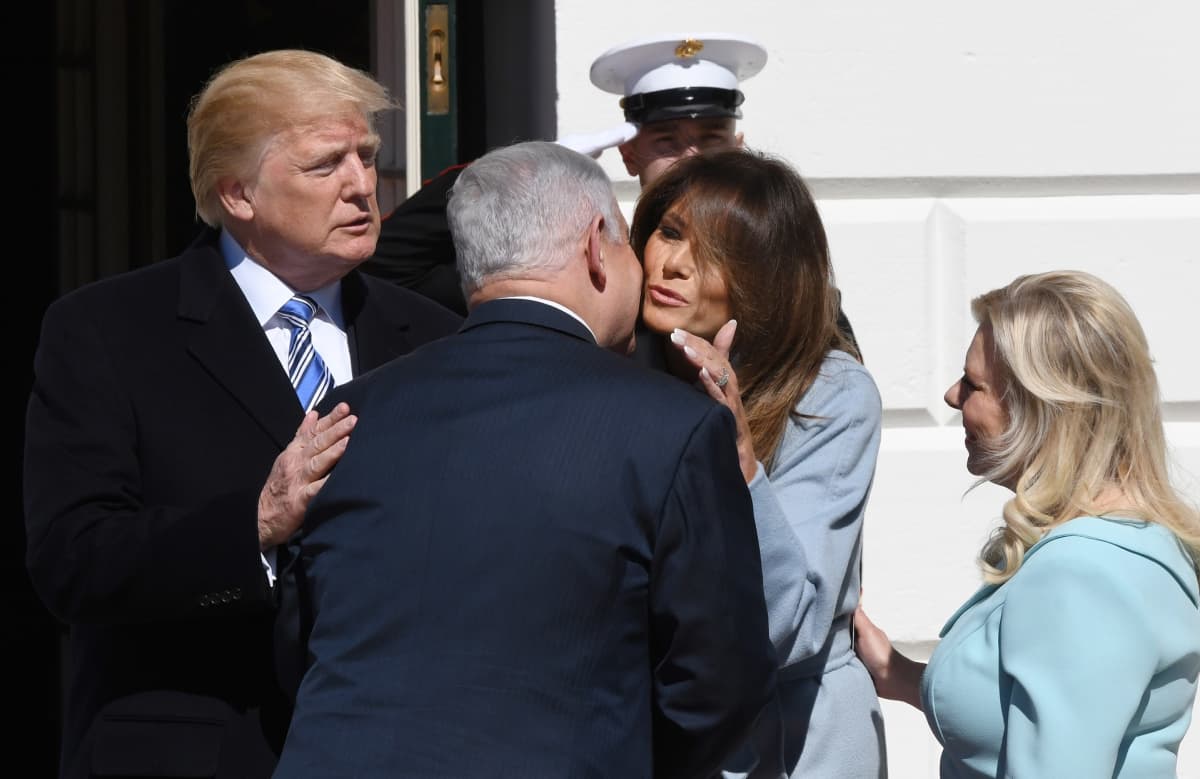 Netanjahu halaa Melania Trumpia. Donald Trump ja Sara Netanjahu ovat vieressä.