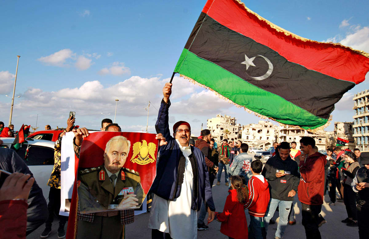 Libyalaisia juhlimassa Benghazissa 17. helmikuuta 2020.