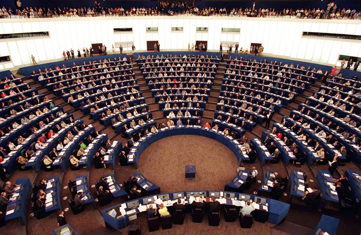Euroopan parlamentin täysistunto Strasbourgissa vuonna 1999.