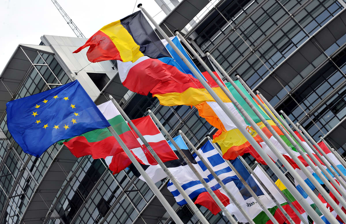 Lippuja EU parlamenti edessä Strasbougissa.
