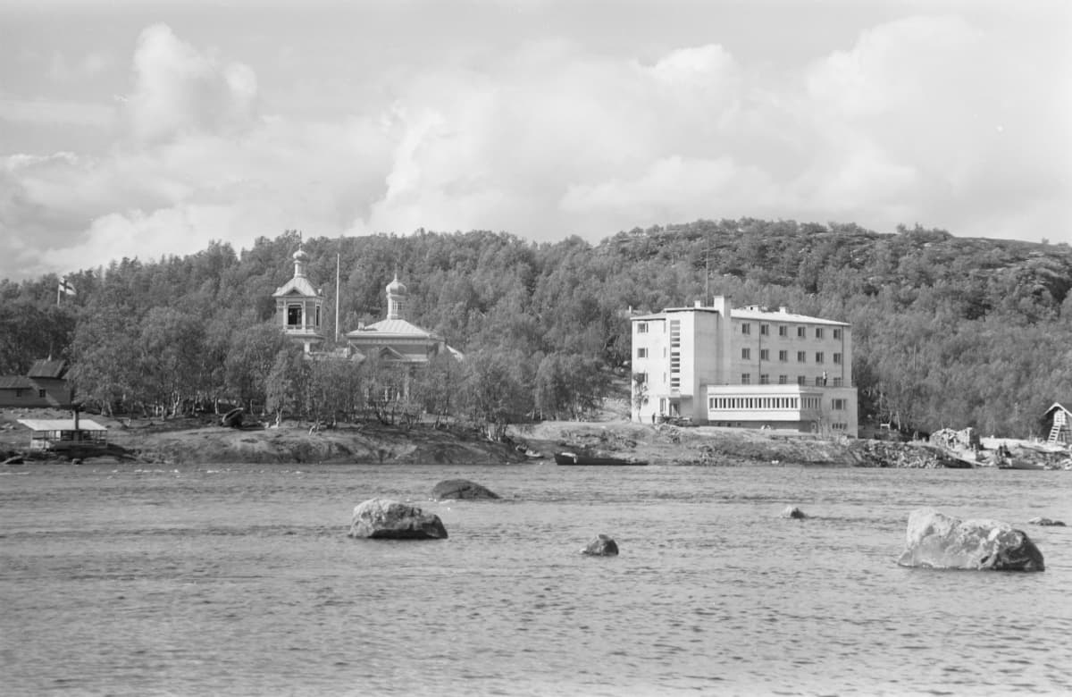 Kolttakönkään matkailijahotelli ja ortodoksinen kirkko Paatsjoelta päin nähtynä 1939