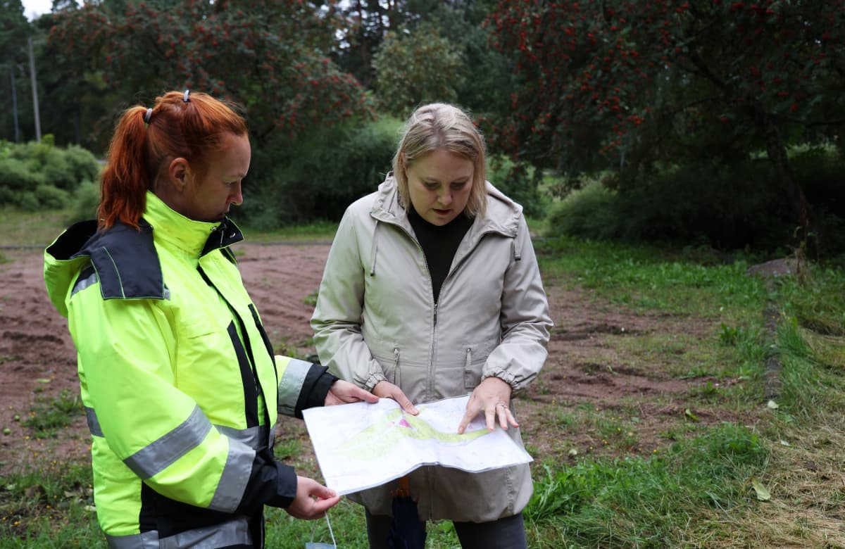Kotkan kaupungin puistotoimen työnohjaaja-puutarhuri Mari Nenonen toi Erika Taima-Liljeströmille ekopuiston tuoreimman puistosuunnitelman. 