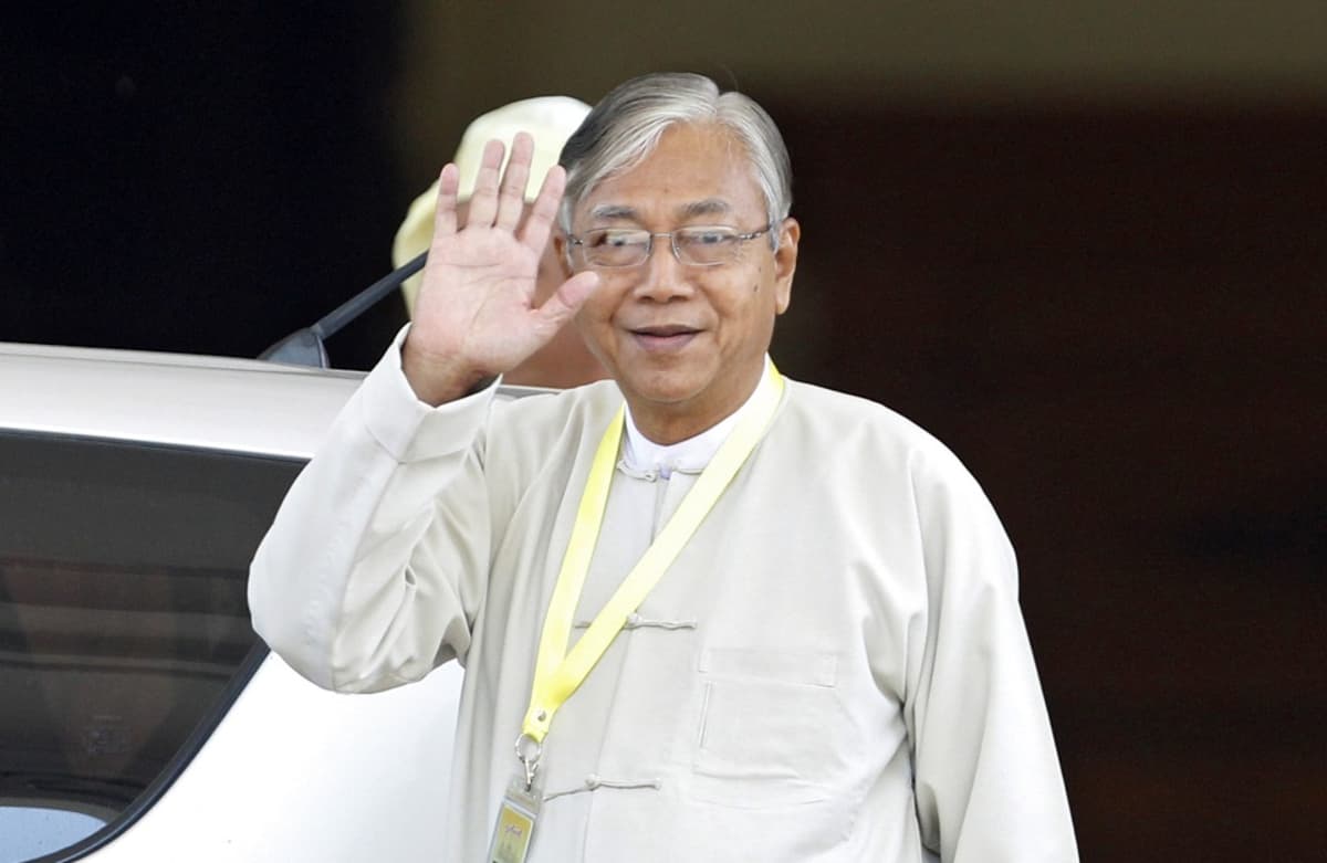 Htin Kyaw nosti käden tervehdykseen poistuessaan parlamentista presidentinvaalien jälkeen.