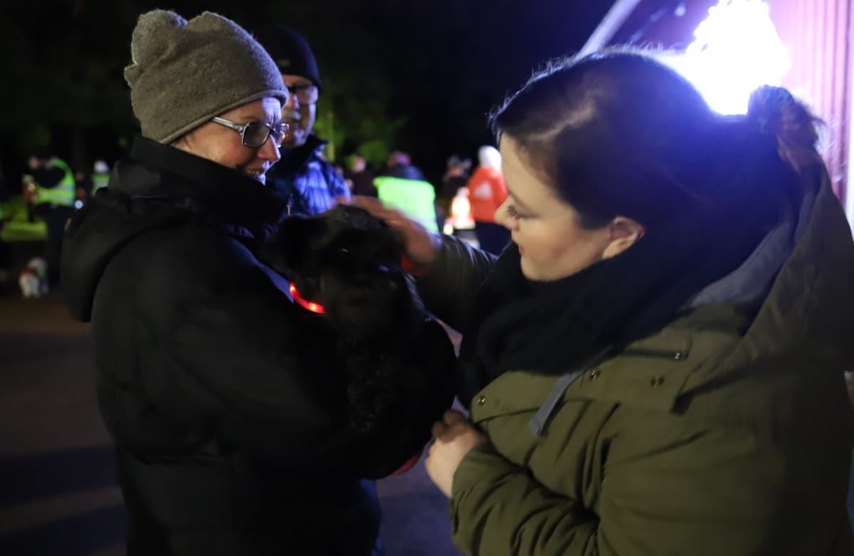 Pastri Elise Hasanen siunaa Olga-koiran seurakuntien koirin joulukirkossa.