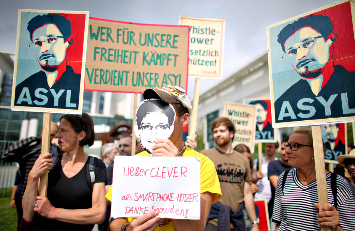 Edward Snowdenin puolesta osoitettiin mieltä Berliinissä heinäkuun alussa 2013.