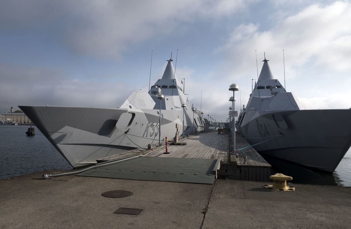 Kaksi Ruotsin merivoimien laivaa Karlskronan laivastotukikohdan laiturissa.
