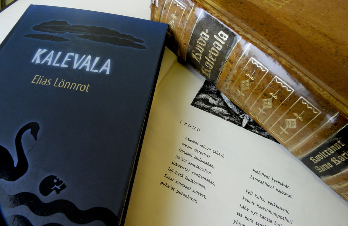 Ensimmäinen runo ja Kalevala kirjoja.