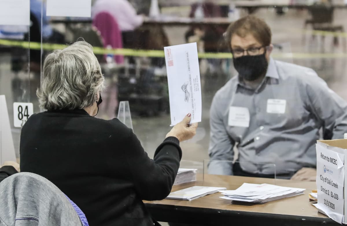 Vaalivirkailija näytti ääntä tarkkailijalle tarkistuslaskennan aikana marraskuun alussa Milwaukeessa.