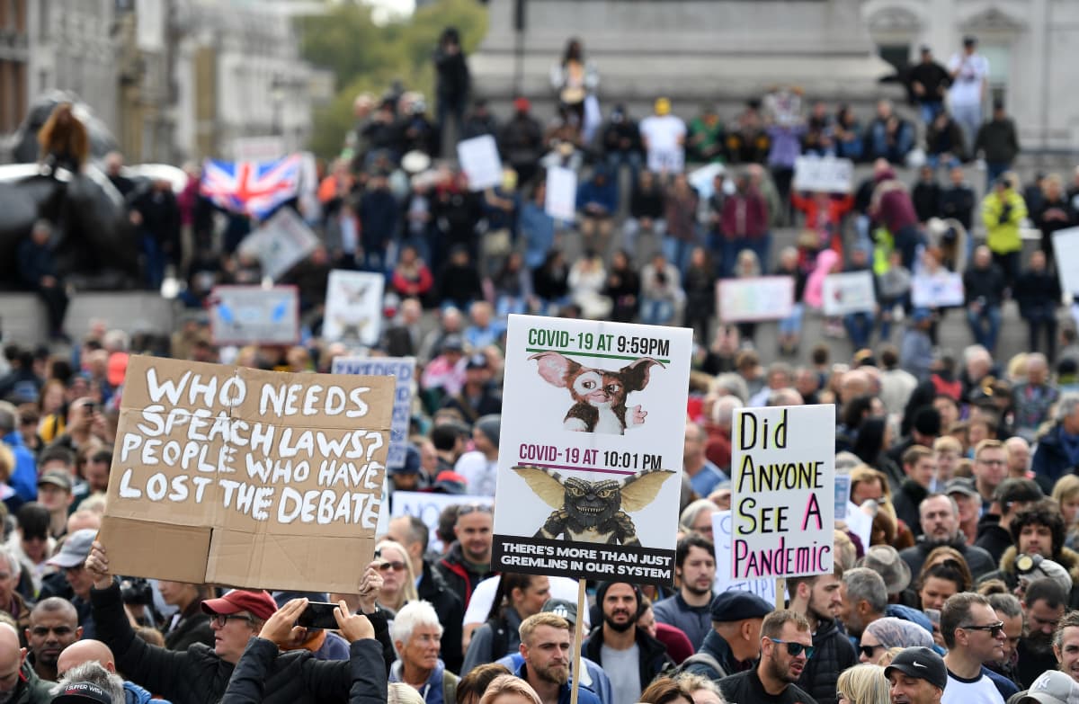 Tuhansia kokoontui vastustamaan koronarajoituksia Lontoon keskustaan. Viikko sitten vastaavankaltainen mielenilmaus muuttui väkivaltaiseksi ja yli 30 pidätettiin.