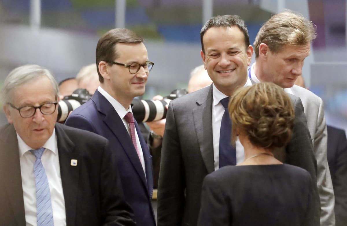 Euroopan komission puheenjohtaja Jean-Claude Juncker,  Puolan pääministeri Mateusz Morawiecki ja Irlannin pääministeri Leo Varadkar EU-huippukokouksessa Brysselissä juhannuksena 2019.  