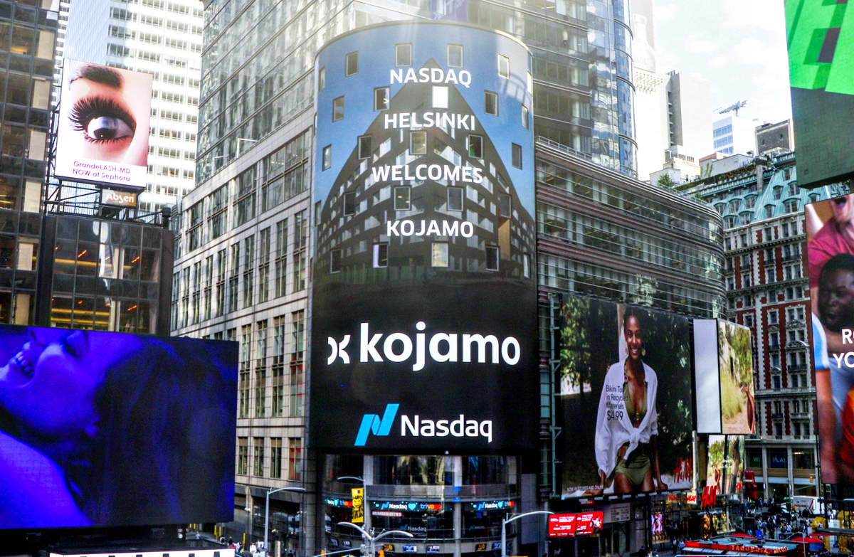 Suomalaisyhtiön nimi Nasdaq New Yorkin mainostaululla New Yorkin Times Squarella listautumisen jälkeen, kuvassa kojamo. 
