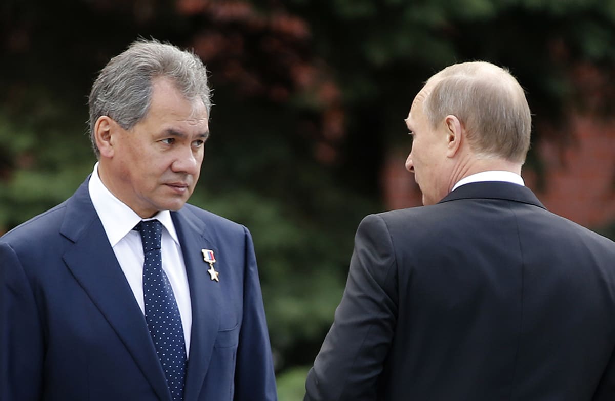 Venäjän puolustusministeri Sergei Šoigu. Oikealla Venäjän presidentti Vladimir Putin.
