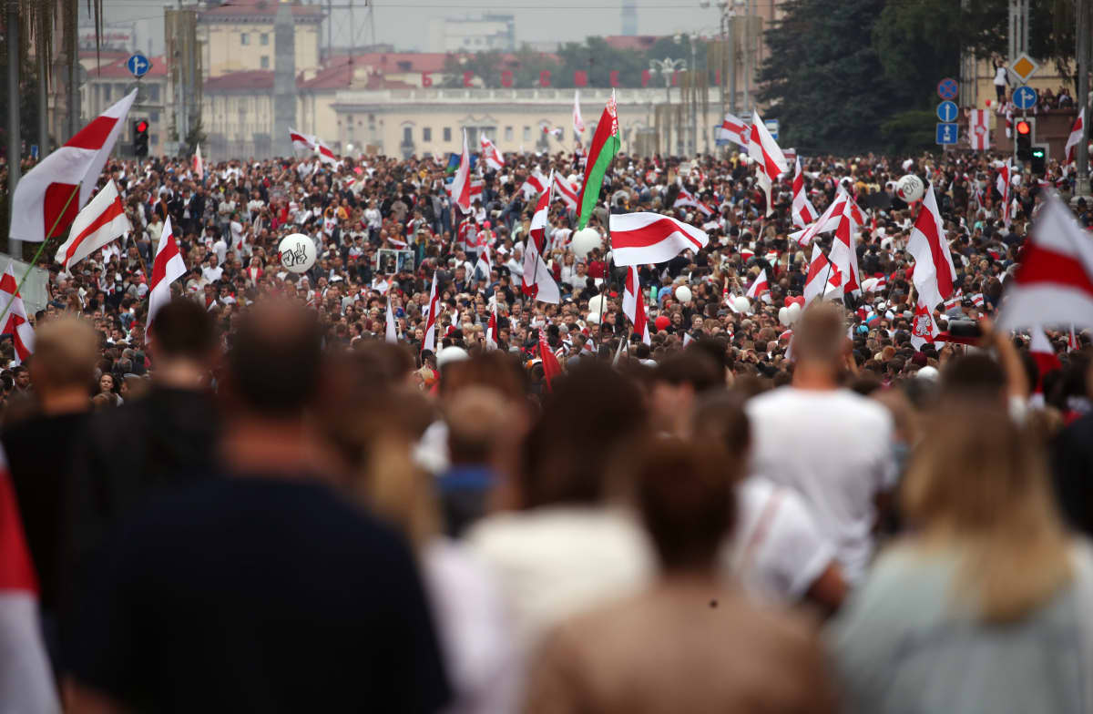 Uutistoimisto AP:n arvion mukaan opposition koolle kutsumaan mielenosoitukseen Minskiin on osallistunut yli 100 000 mielenosoittajaa. 